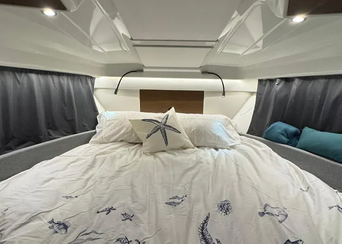 Bateau Familial - Port De *