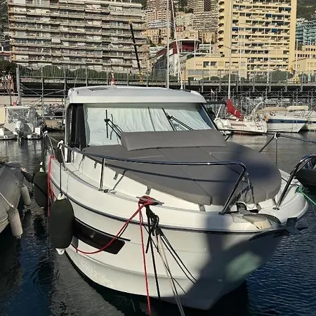 Unique Family Boat Stay In Monaco 船上ホテル