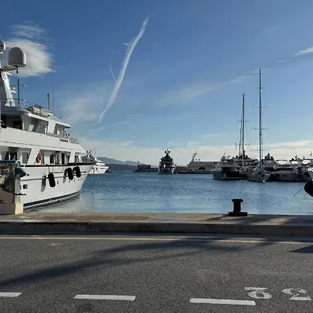 Unique Family Boat Stay In Monaco 船上ホテル *