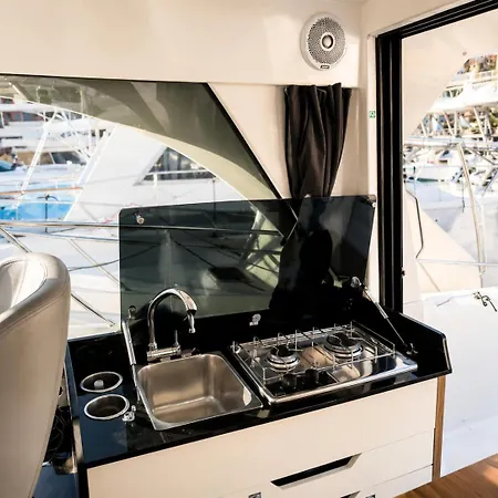 Unique Family Boat Stay In Monaco 船上ホテル モンテ・カルロ