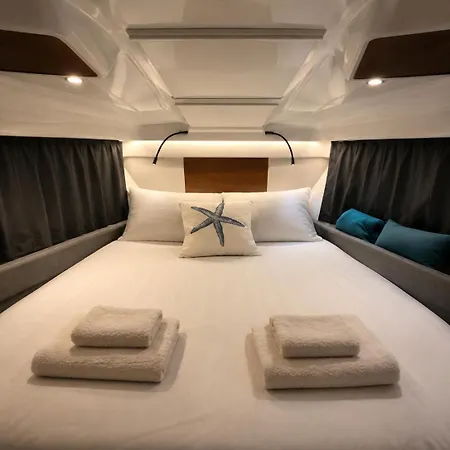 Unique Family Boat Stay In Monaco モンテ・カルロ