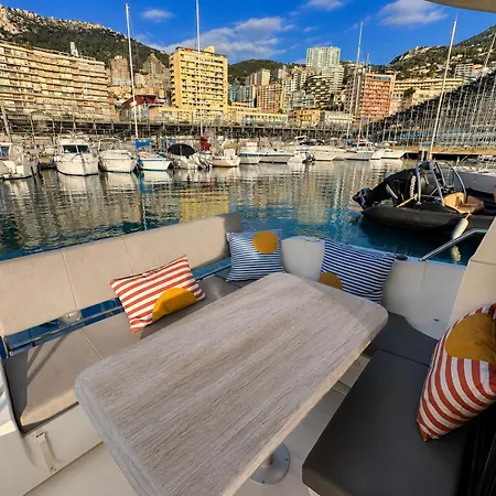 Unique Family Boat Stay In Monaco 船上ホテル