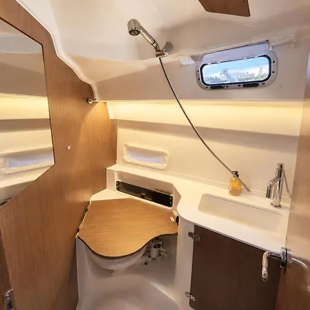 ספינת מלון Unique Family Boat In
